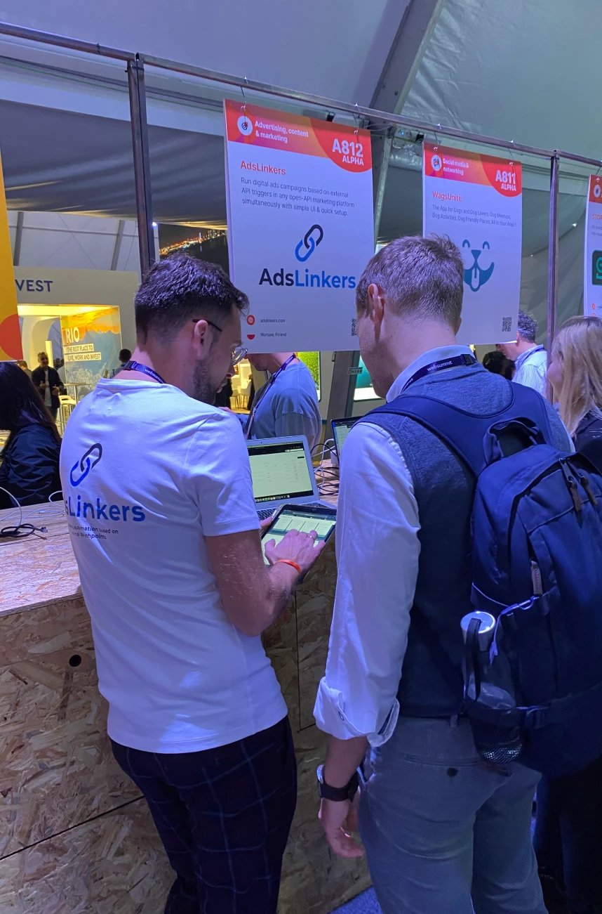AdsLinkers CEO at Web Summit 2023 in Lisbon showcasing demo for interested attendee